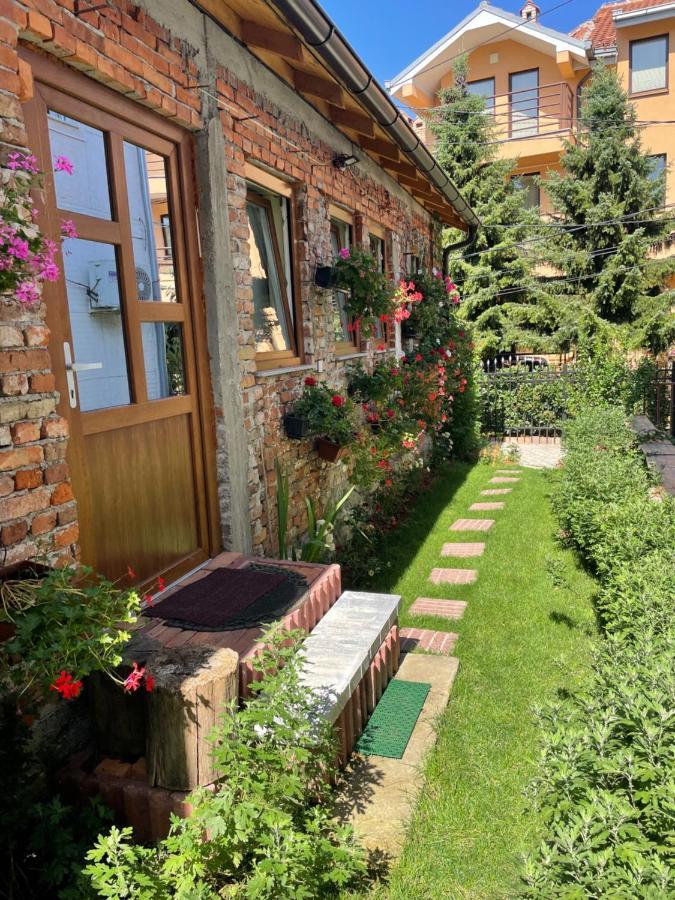 Flower House In The City Center! Pristina Kültér fotó